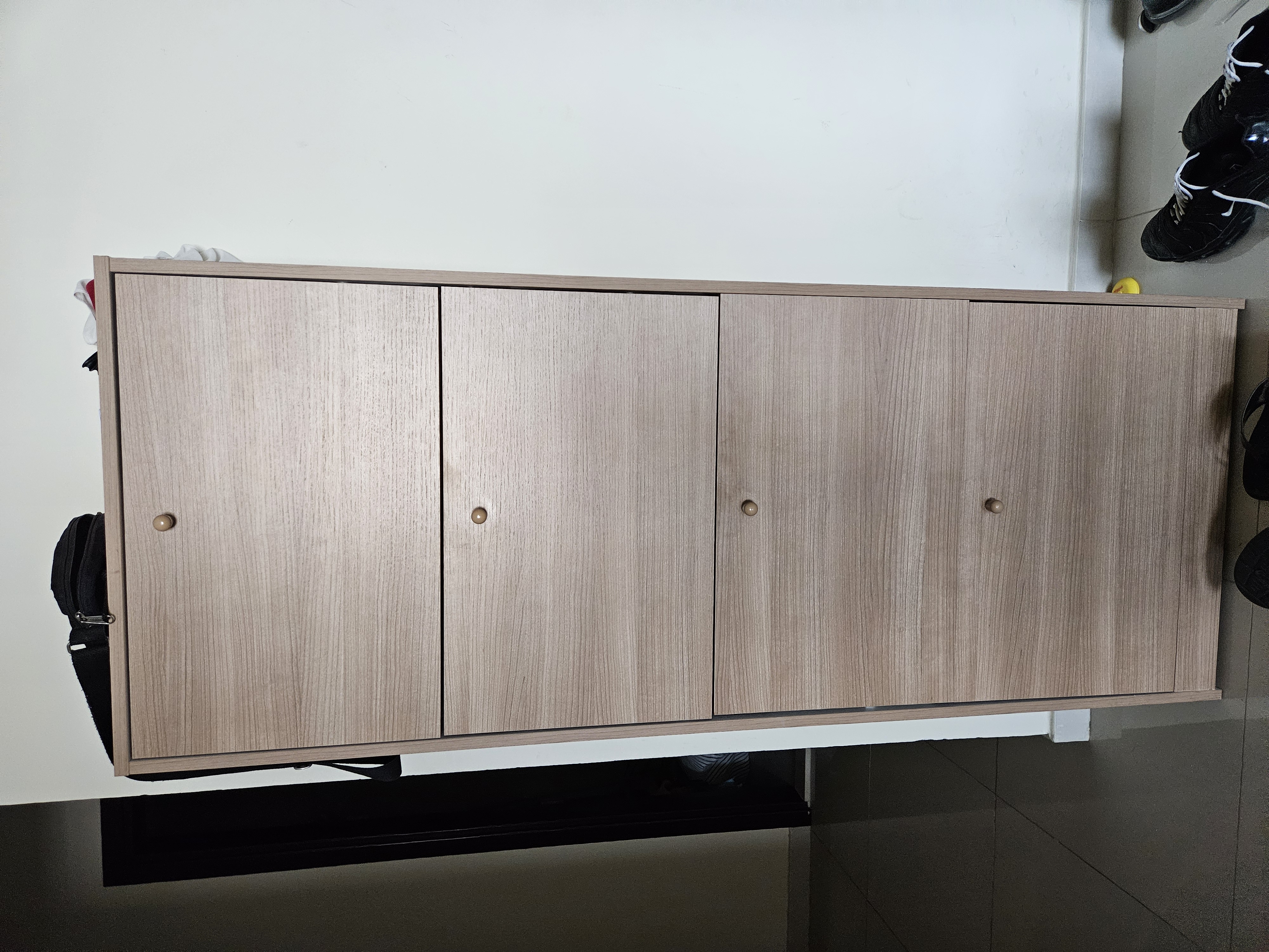 Shoe cabinet