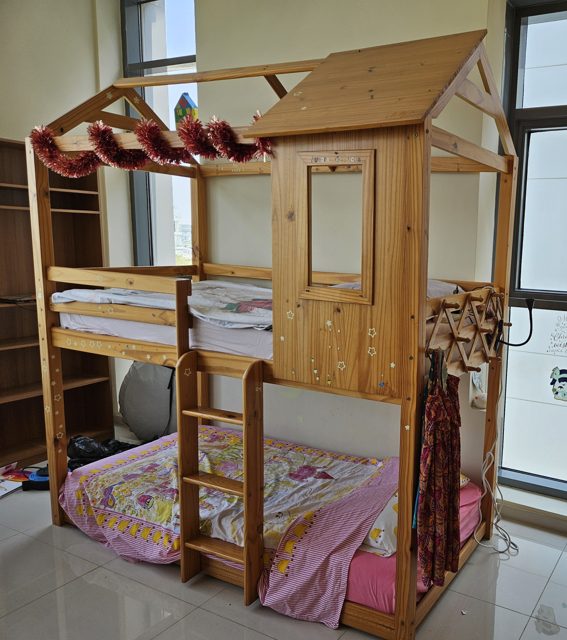 Bunk bed + 2x memory foam mattresses
