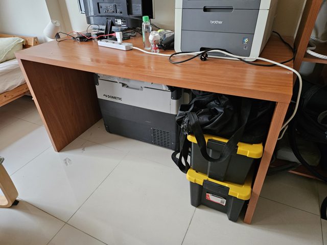 Desk (2x available)