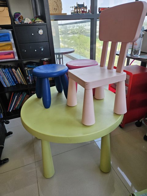 Kids table & chairs